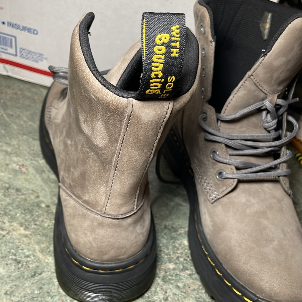 Dr. Martens, Doc's, DM s,Doc Martens
CREWSON
MADE IN VIETNAM
Size 8 - Picture 7 of 7
